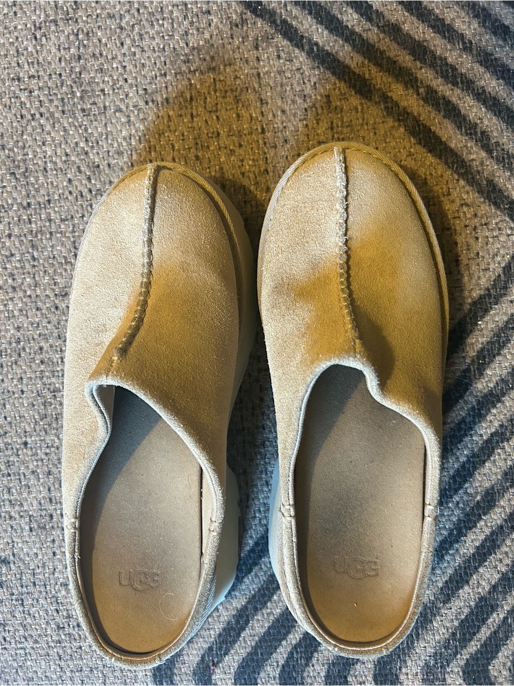 UGG Women’s Tan Platform Slide Clog - Picture 4 of 4